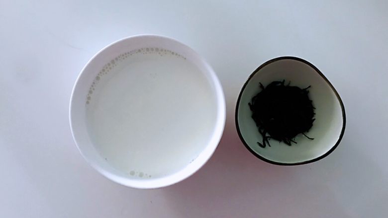 奶茶,准备好材料。红茶用的是茶叶,味道会更香浓,如果没有现成的用红茶包也可以。