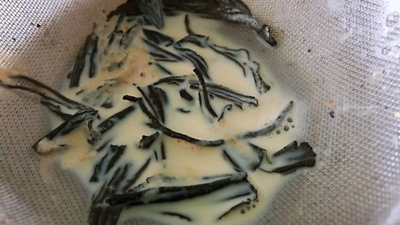 奶茶,过滤,倒入茶杯里,如果和我一样喜欢原味的不需要加什么了,喜欢甜的奶茶凉到60度左右加<a style='color:red;display:inline-block;' href='/shicai/ 865'>蜂蜜</a>。