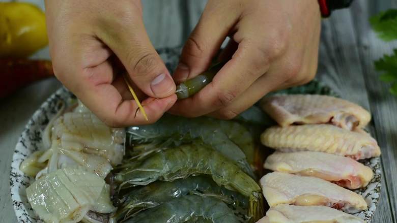 注意:米饭杀手来了!,虾洗净挑出虾线。