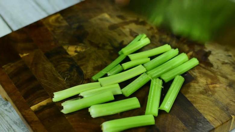 注意:米饭杀手来了!,芹菜洗净切段。