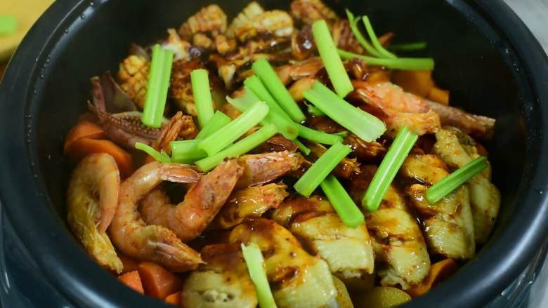 注意:米饭杀手来了!,加入芹菜。