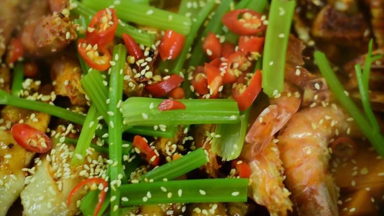 注意:米饭杀手来了!,开盖撒小米椒和芝麻即可。