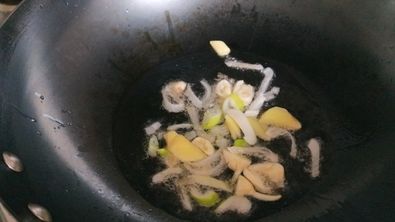 创意菜谱 爆炒五样菜,锅中倒入适量油烧七成热放入葱姜蒜。