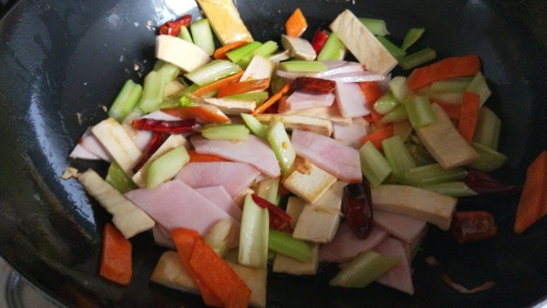 创意菜谱 爆炒五样菜,加入适量盐,适量<a style='color:red;display:inline-block;' href='/shicai/ 692'>酱油</a>。