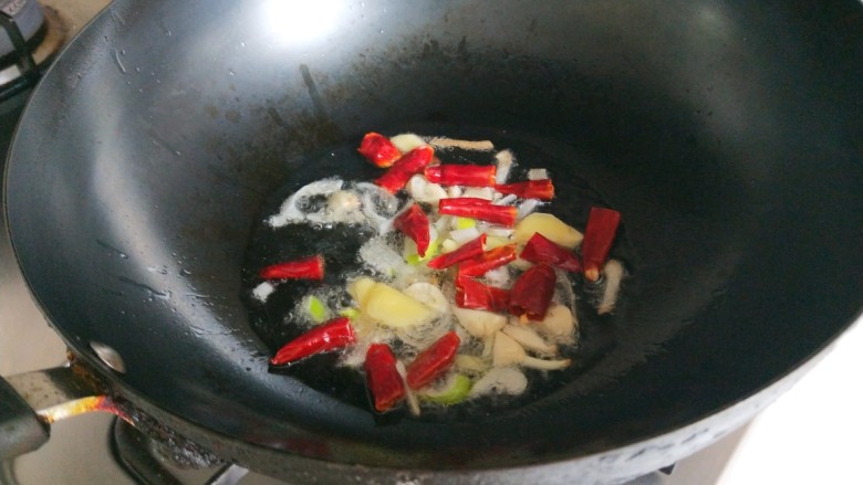 创意菜谱 爆炒五样菜,炒香放入<a style='color:red;display:inline-block;' href='/shicai/ 86474'>干辣椒</a>。