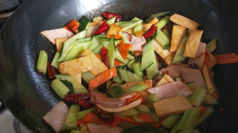 创意菜谱 爆炒五样菜,加入鸡精炒均匀即可出锅。