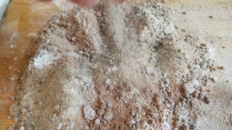 糖三角 新文美食,加入一把干面粉抓均匀。