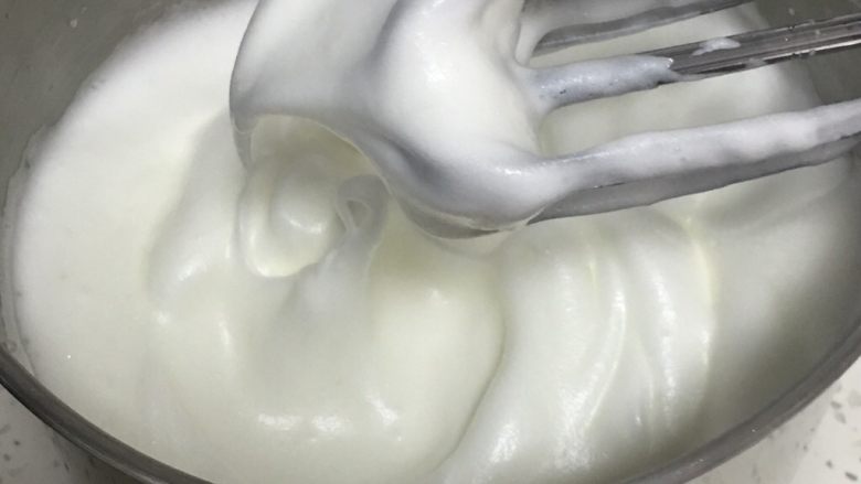 肉松小贝蛋糕,继续搅打50圈,蛋白变得细腻光滑,再加入15克细砂糖。