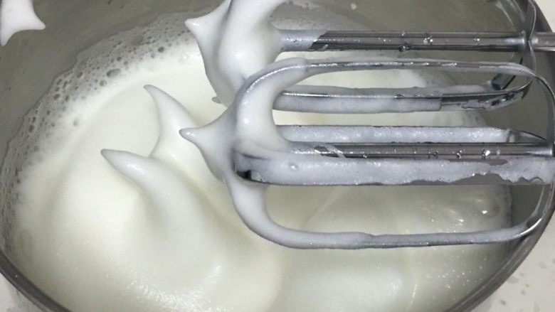肉松小贝蛋糕,用打蛋器高速搅打50圈,蛋白变白蓬发,再加入15克细砂糖。