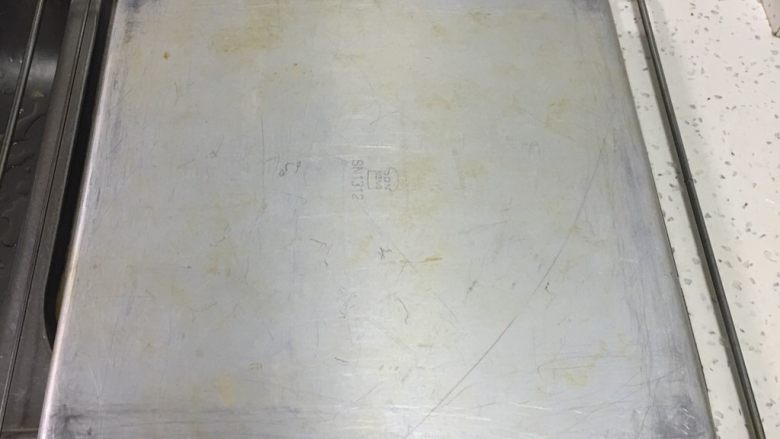 肉松小贝蛋糕,几分钟后倒扣在网格上冷却。