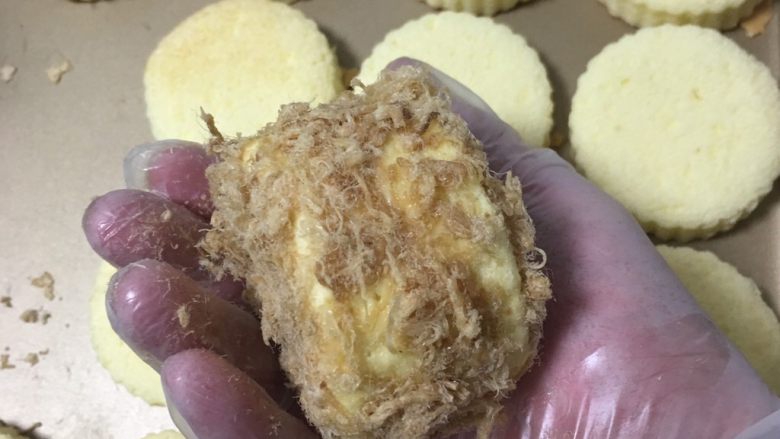 肉松小贝蛋糕,底部同样操作,整个蛋糕都裹上肉松。
