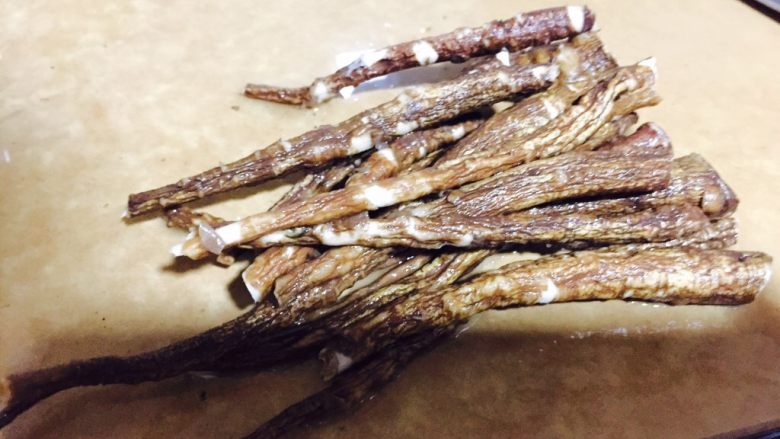 甜当归乌鸡汤,用刀划去当归表面泥土,多清洗两遍