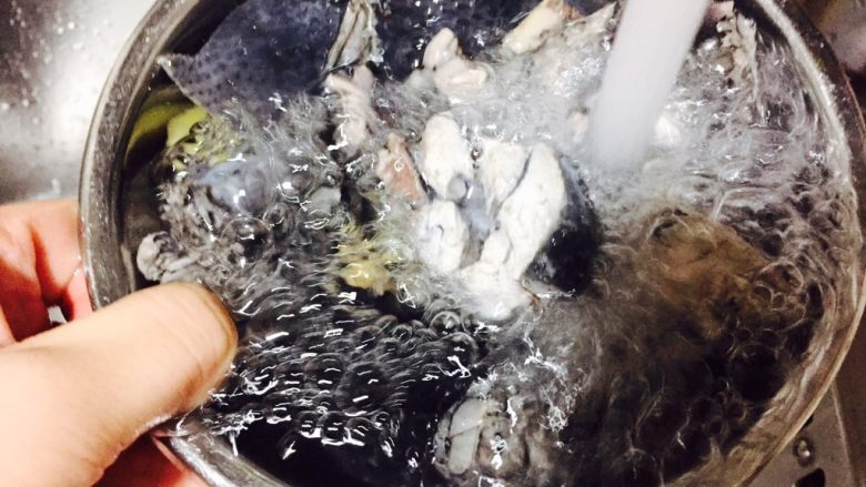 甜当归乌鸡汤,把乌鸡捞出,用凉水冲洗干净