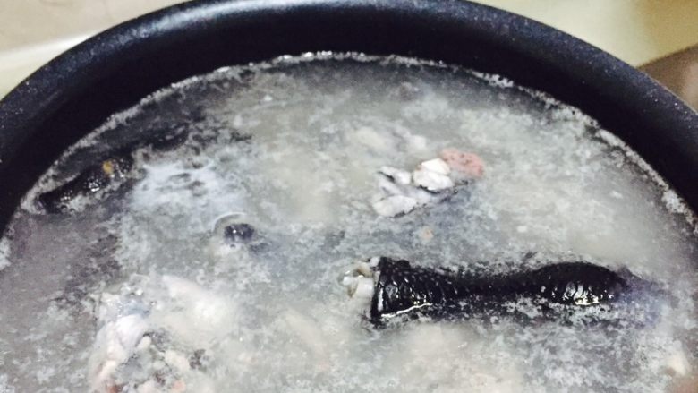 甜当归乌鸡汤,将乌鸡倒入,迅速焯水1-2分钟