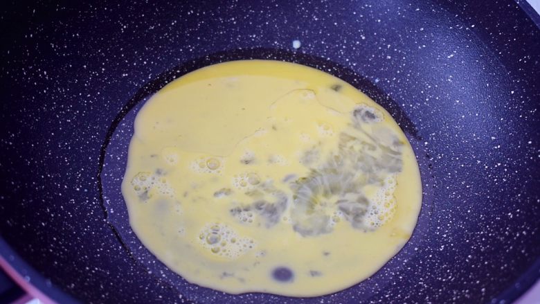 黄瓜鸡蛋炒肉片,锅中倒入适量的食用油烧热,倒入鸡蛋液
