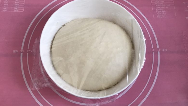 发面葱油饼,大概四十分钟左右,面团发酵至两倍大。