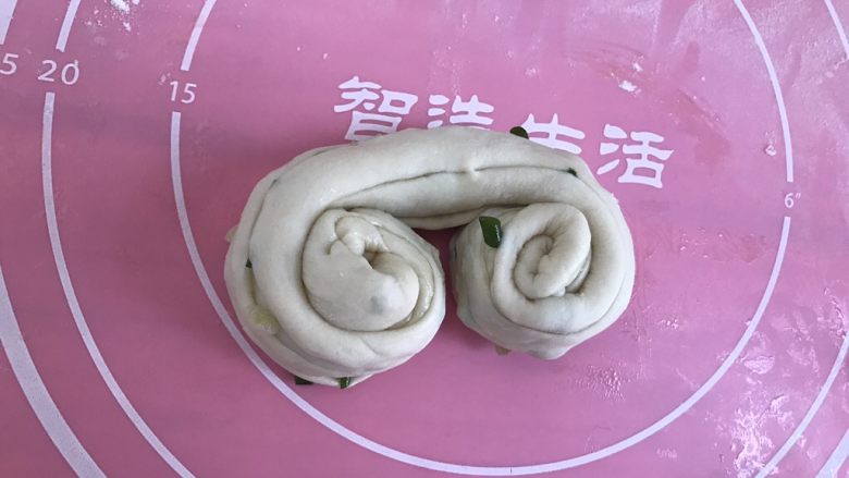 发面葱油饼,再从两头向中间卷起