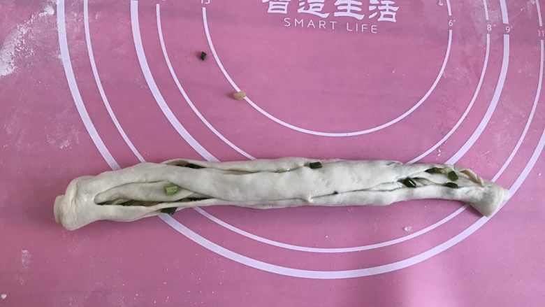 发面葱油饼,展开,从上往下卷起。