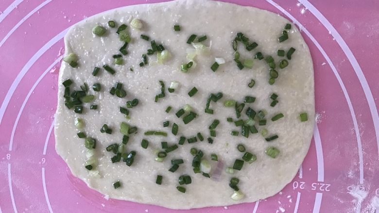 发面葱油饼,将每个小剂子擀开、刷油、撒盐,撒葱花。