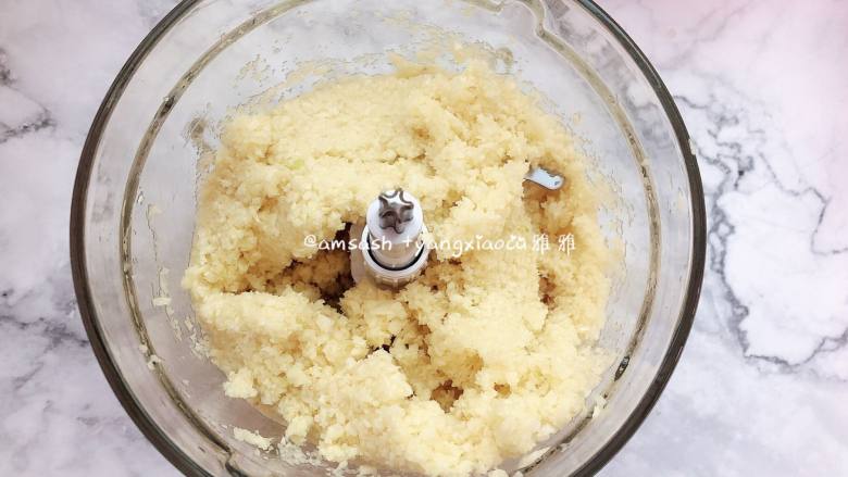 蒜蓉酥,然后打开用刮刀刮均匀之后再打个10秒就可以了，千万别打太久，打太久就变成蒜泥了