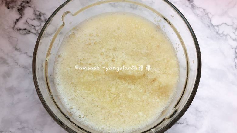 蒜蓉酥,打好的蒜碎加清水搅拌洗一下