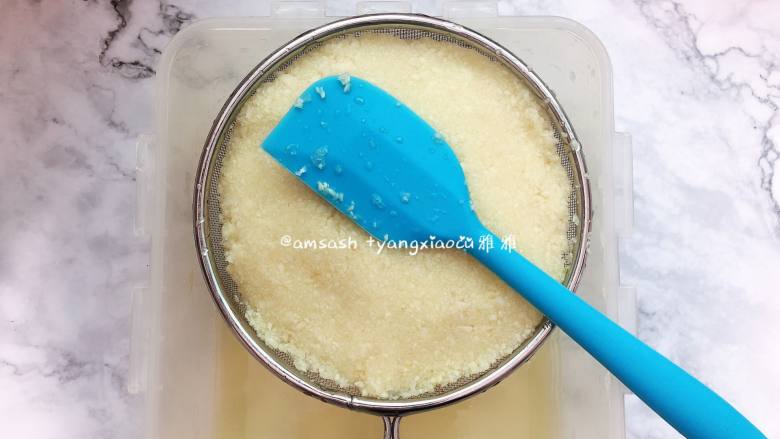 蒜蓉酥,然后用网筛过滤一下水分，洗的时候可以多洗一下，把蒜泥洗去，炸蒜的时候才不会粘锅