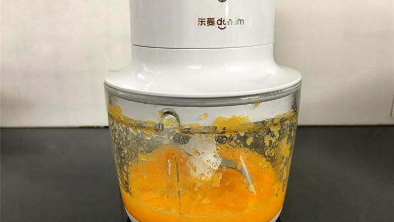 香橙煎饼,先把<a style='color:red;display:inline-block;' href='/shicai/ 626'>橙子</a>清洗干净,去皮后放入无线饺肉机中打成汁。
