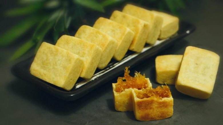 凤梨酥(纯菠萝馅),稍冷却后取下模具,尝一口酥酥的外皮,入口即化,带纤维感的菠萝馅儿,酸酸甜甜,一切都值得
