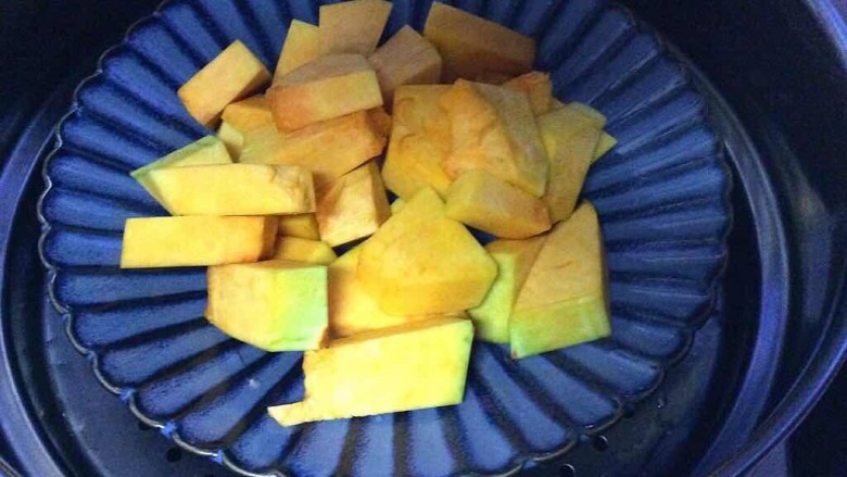 青椒南瓜包子,小块切片,上锅蒸熟