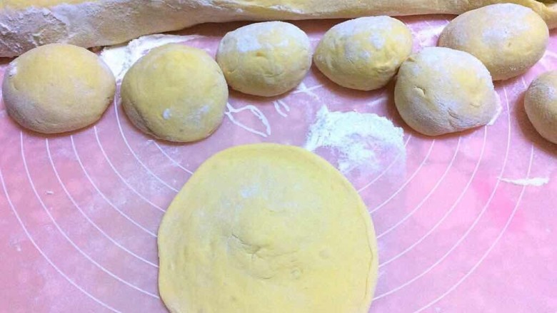 青椒南瓜包子,揉成长条,揪成小挤子,擀皮