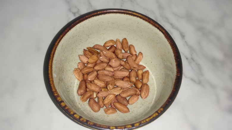 红豆花生燕麦粥,<a style='color:red;display:inline-block;' href='/shicai/ 4262'>花生米</a>30克,洗干净沥水备用。