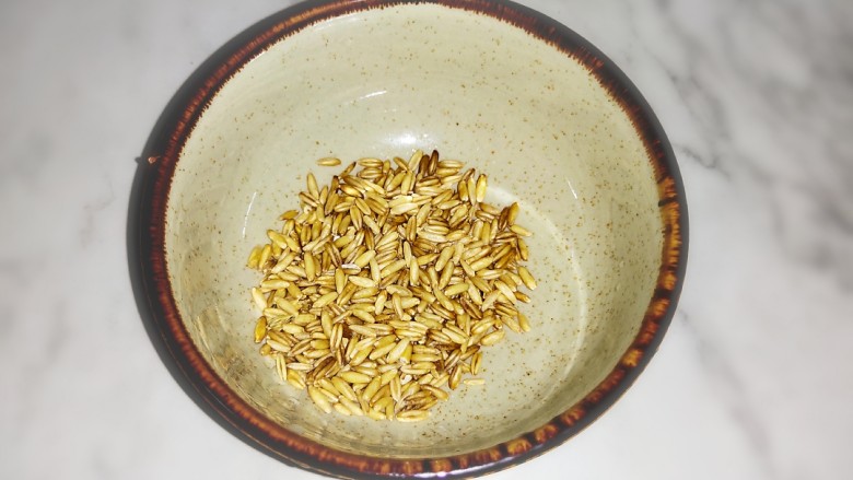 红豆花生燕麦粥,<a style='color:red;display:inline-block;' href='/shicai/ 495'>燕麦</a>米20克,洗干净沥水备用。