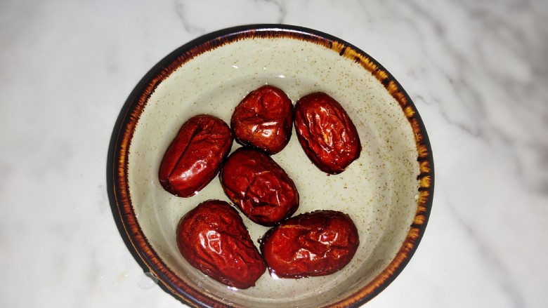 红豆花生燕麦粥,<a style='color:red;display:inline-block;' href='/shicai/ 2471'>大枣</a>6克,洗干净沥水备用。