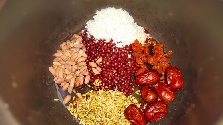 红豆花生燕麦粥,<a style='color:red;display:inline-block;' href='/shicai/ 498'>糯米</a>50克,洗干净沥水,如同其它食材一起放入锅内。
