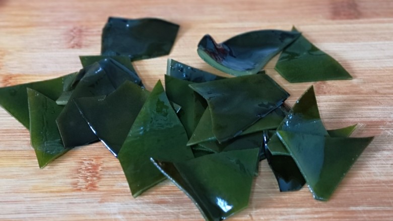 虾干海带冬瓜汤,盐渍海带将盐洗干净,再冷水反复泡,泡好切菱形块。