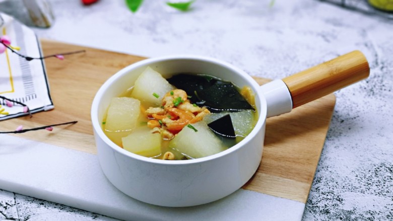 虾干海带冬瓜汤,盛出装入汤碗,撒上葱花。