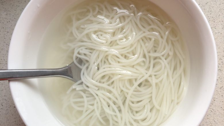 田头菇炖老鸡粉,米粉过一下凉水,这样更Q弹