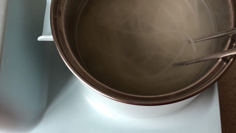 田头菇炖老鸡粉,用筷子搅散,防止粘连,盖上盖子加热10-15分钟