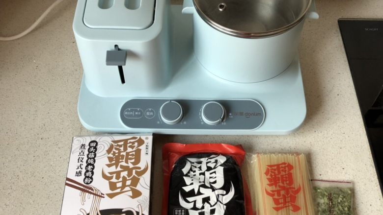 田头菇炖老鸡粉,早餐机小锅中加适量清<a style='color:red;display:inline-block;' href='/shicai/ 156925'>水</a>,煮开!