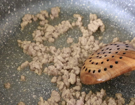 铁板茄子,锅里再放一点油(少放一点),放入肉末炒至变色;