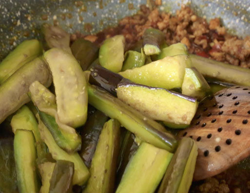 铁板茄子,茄子放进去翻炒均匀;