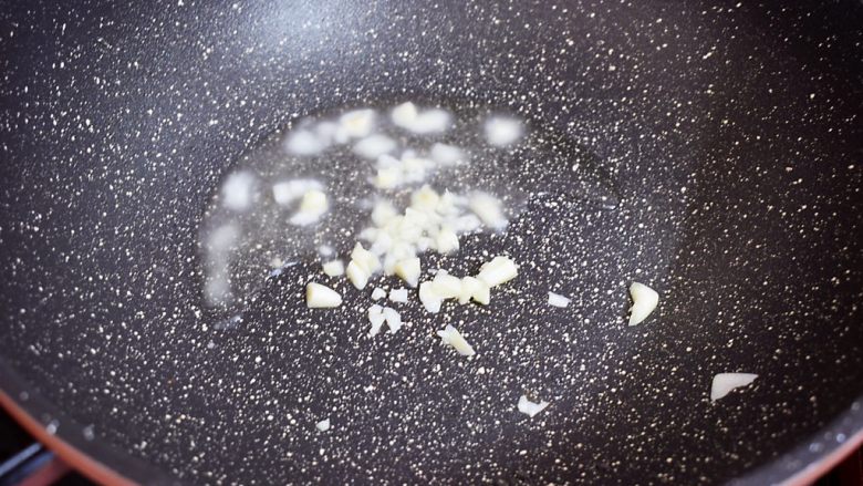 地三鲜(少油版),锅中留底油放入蒜末炒出香味