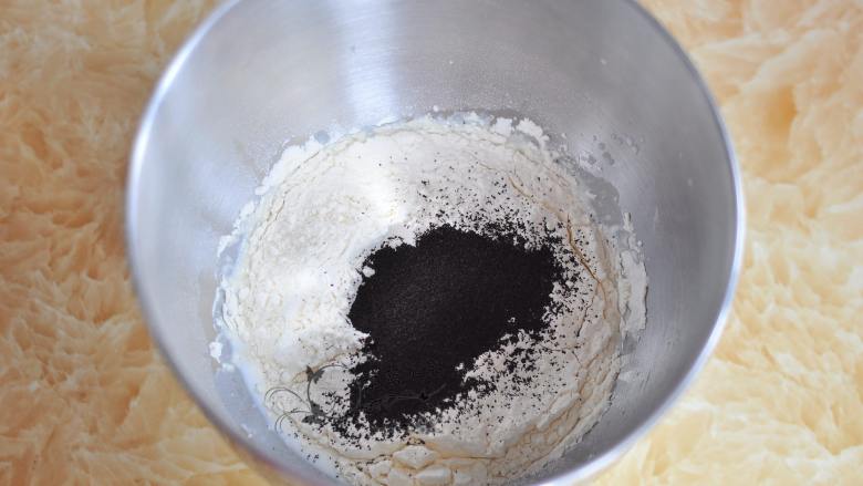 红茶奶酪软欧,加入金龙鱼面包用小麦粉,最上面放干酵母和<a style='color:red;display:inline-block;' href='/shicai/ 149345'>伯爵红茶</a>。