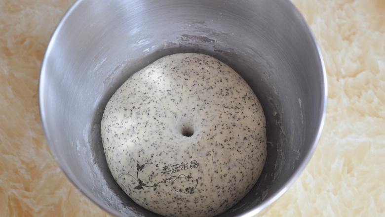 红茶奶酪软欧,再用厨师机三档,揉至面团柔软不粘手,滚圆后发酵40分钟,手指按下不回缩。