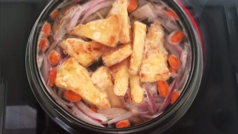 牛柳炖豆泡,加入煎好的豆泡,大火烧开后小火慢烧15分钟