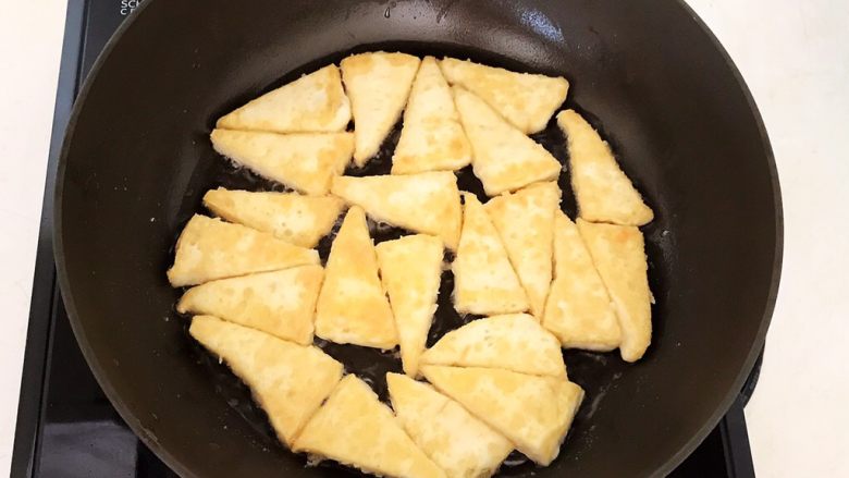 牛柳炖豆泡,炒锅烧热后刷一层玉米油,把裹好面粉豆腐块放入锅里
