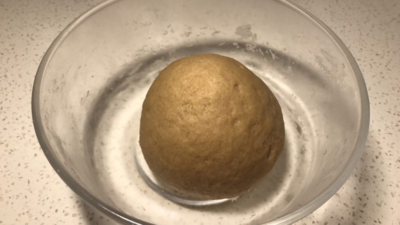 全麦粉紫薯馅华夫饼,揉至表面光滑,盖上保鲜膜室温发酵,大概四十分钟左右。