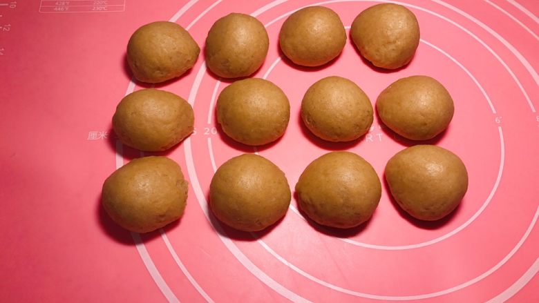 全麦粉紫薯馅华夫饼,面团排气,平均分12份,盖上保鲜膜,再醒发十分钟左右。