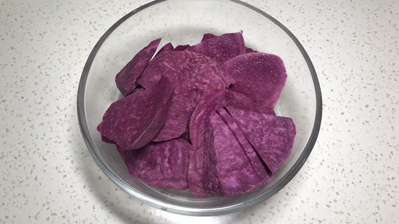 全麦粉紫薯馅华夫饼,紫薯去皮、切片,蒸锅蒸二十五分钟左右。