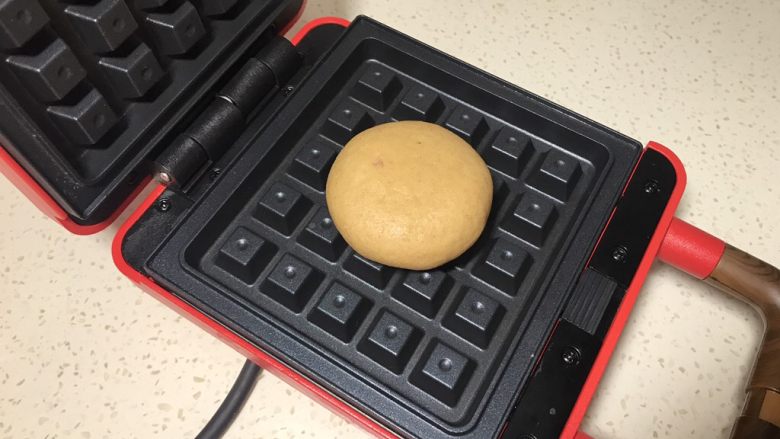 全麦粉紫薯馅华夫饼,收口朝下放入提前预热的华夫饼模具中间,盖上盖子,扣上卡扣。